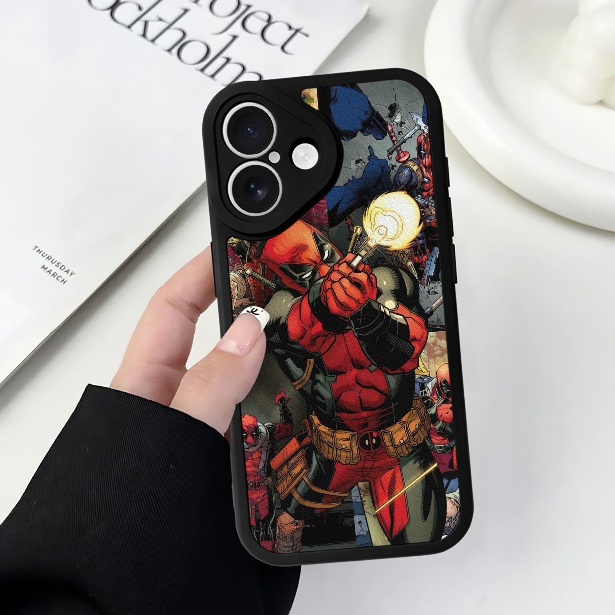 （画像用） Deadpool デッドプール 【iPhone 16シリーズ対応】シリコンスマホケース（レザー調） 材質：シリコン